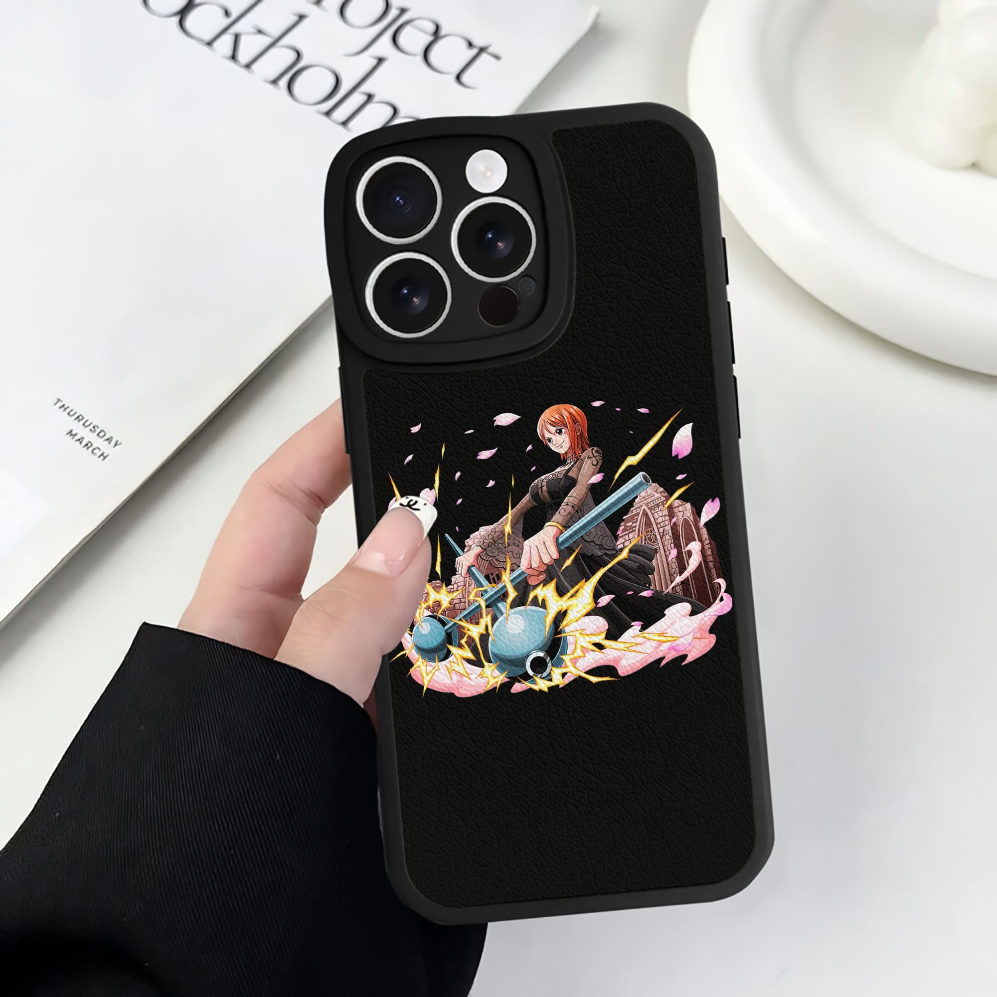 （画像用） ワンピース ナミ ONE PIECE Nami 【iPhone 16シリーズ対応】シリコンスマホケース（レザー調） 材質：シリコン